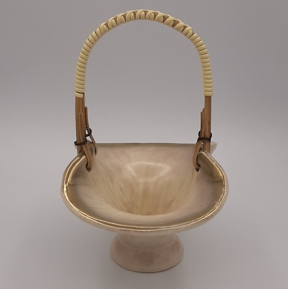Vintage West Germany Pottery Beige Pinched Basket with Wooden Handles and Golden - Picture 3 of 9